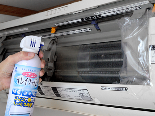 スプレーするだけでエアコンを簡単に掃除することができる